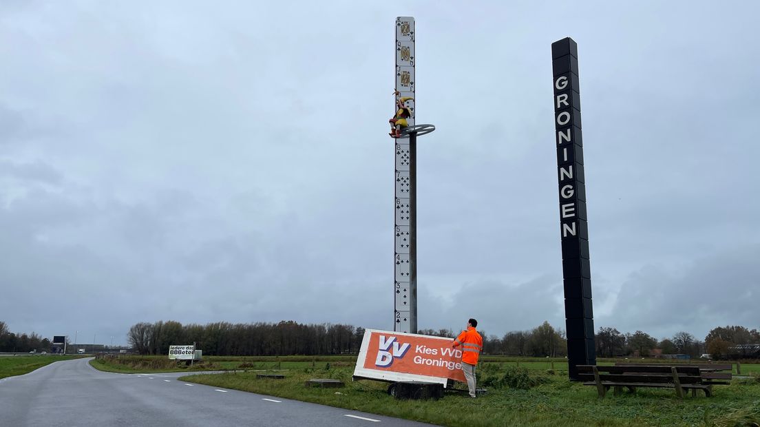 Er wordt een nieuw spandoek opgehangen