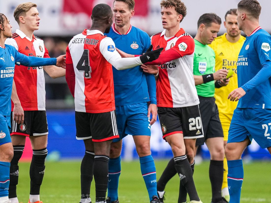 Kemphanen Lutsharel Geertruida (Feyenoord) en Luuk de Jong (PSV) moeten uit elkaar worden gehaald