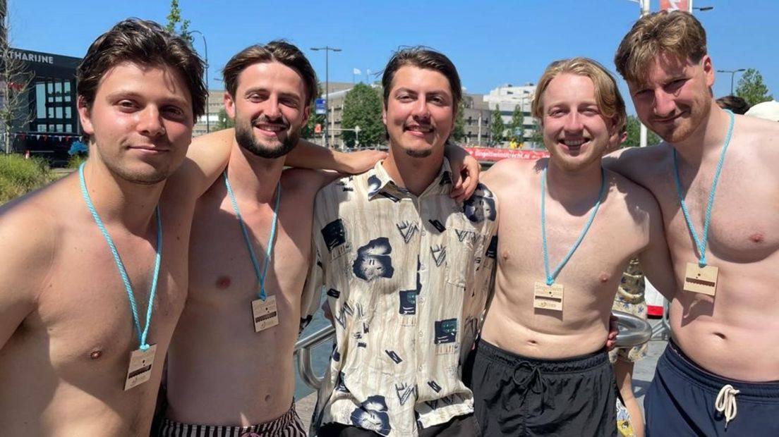 Abel (rechts) met Douwe (midden) en drie vrienden, die ook meededen aan de CitySwim