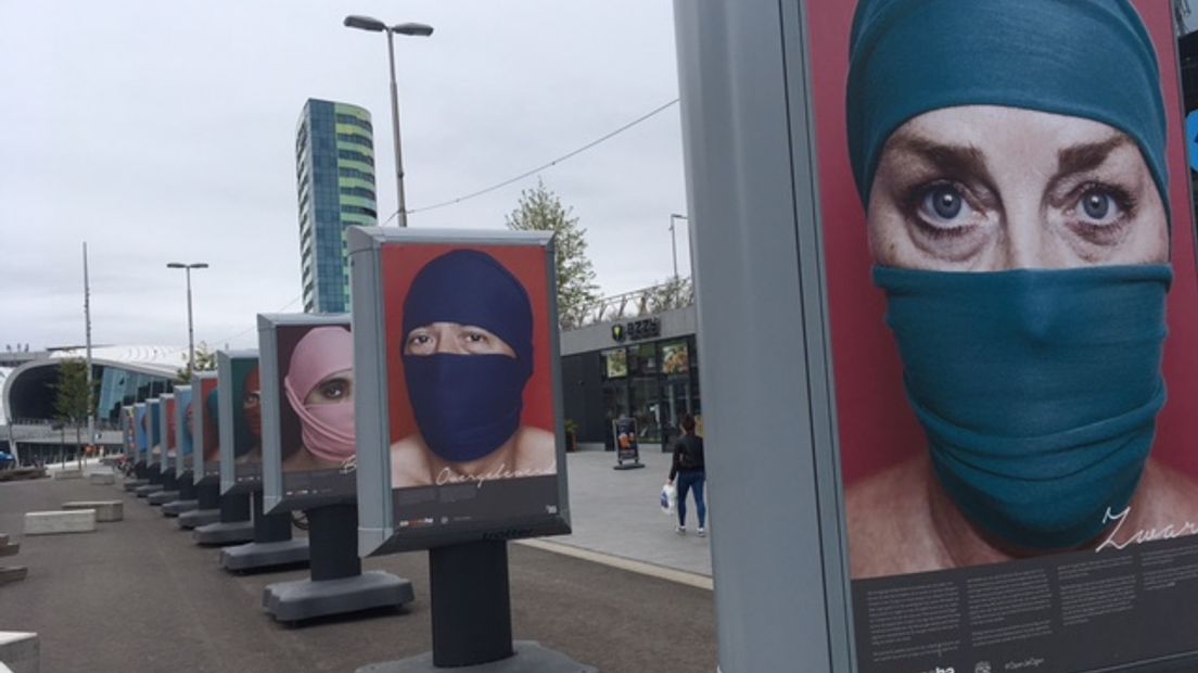 Bij het station in Arnhem kijken ze je indringend aan; dertig paar ogen van slachtoffers van mensenhandel. De billboards zijn onderdeel van een reizende tentoonstelling over mensenhandel die donderdagmiddag is geopend.