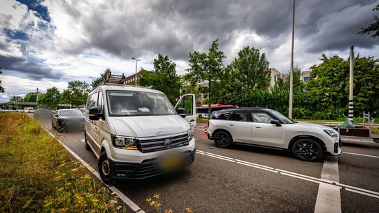 Drie auto's botsen op elkaar in Arnhem