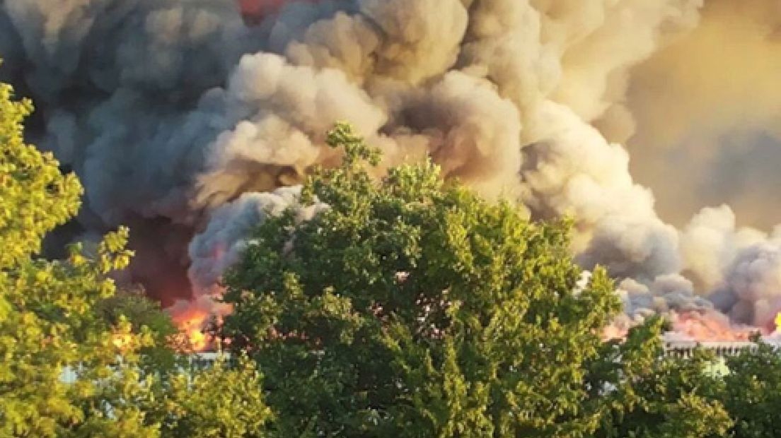 De grote brand van vrijdagochtend bij kunststofverwerker Promens in Zevenaar ontregelt het dagelijks leven in het stadje behoorlijk.