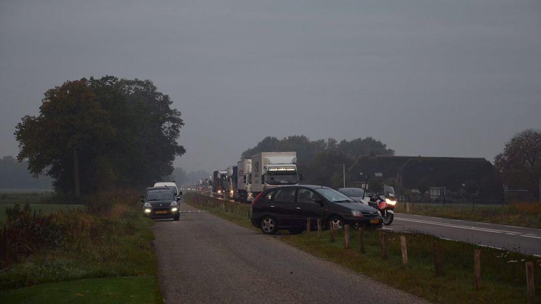 De vrachtwagen liep flinke schade op bij de brand