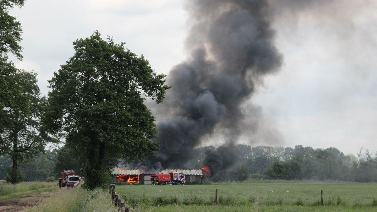112 Nieuws: schuur verwoest door brand in Rijssen