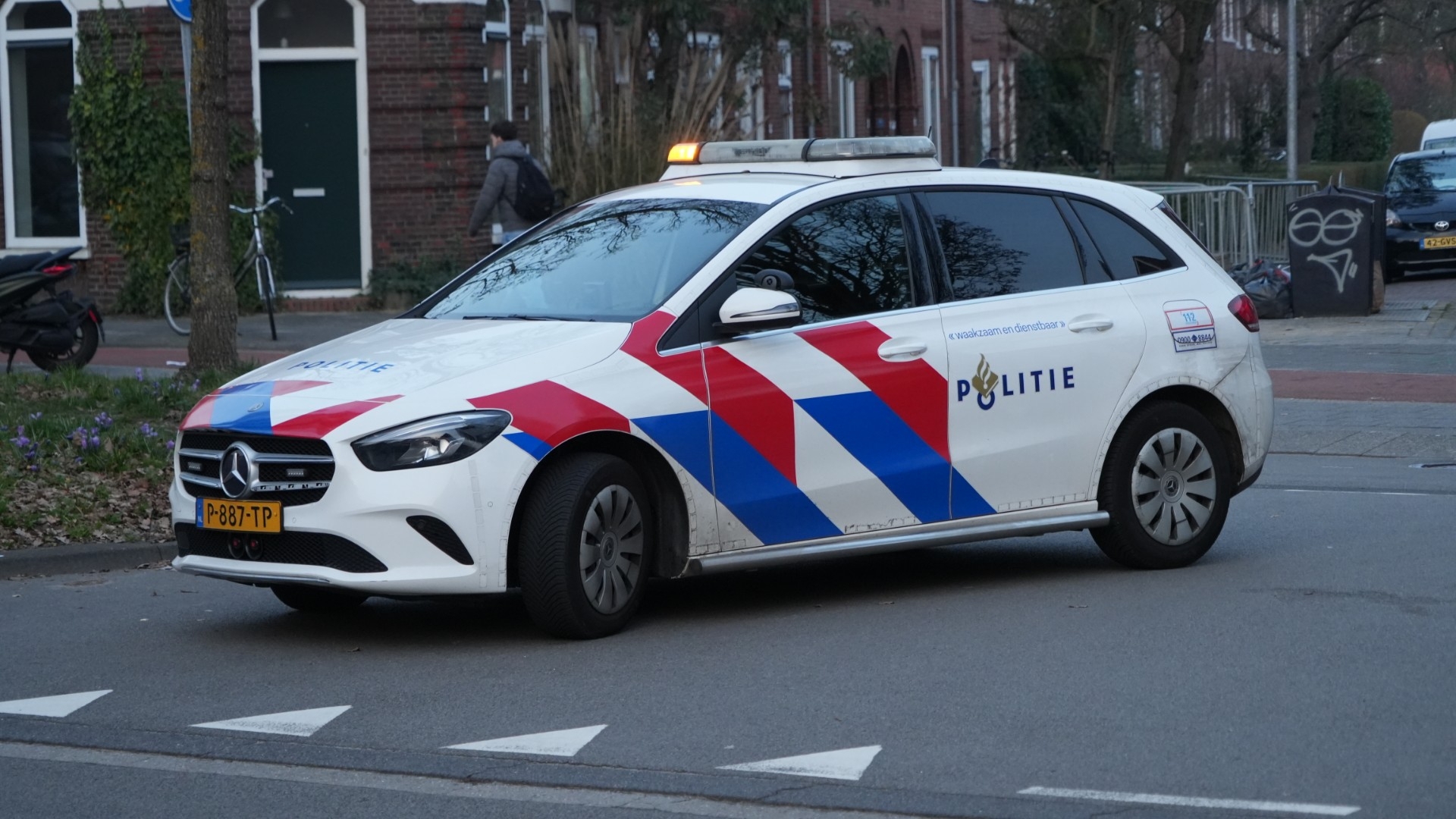 Ernstig ongeluk tussen bezorgscooter en auto: jonge vrouw overleden.