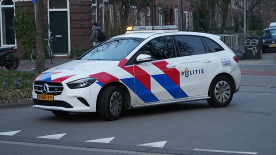 Ernstig ongeluk tussen bezorgscooter en auto: jonge vrouw overleden. Ernstig ongeluk tussen bezorgscooter en auto: jonge vrouw overleden.