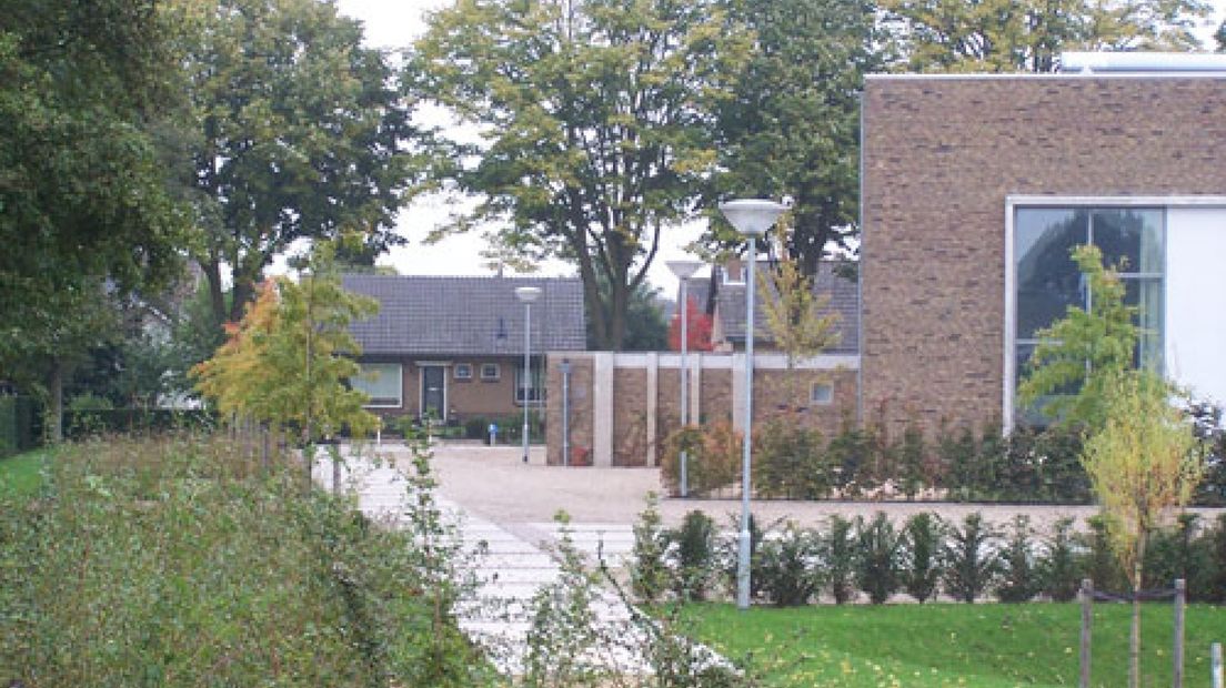 Volgens Dorpscomité Crematorium Nee uit Rhenoy zijn 4 op de 5 inwoners van Rhenoy tegen de komst van een crematorium.