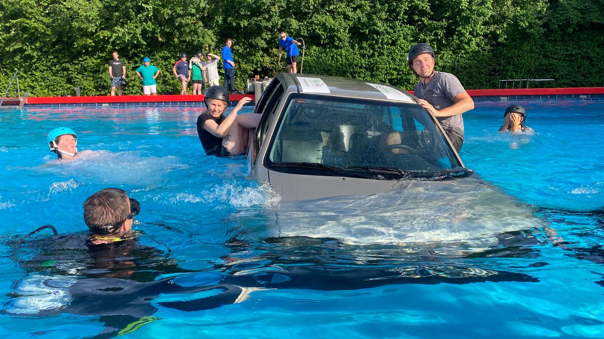 Mensen rijden met auto het zwembad in om er wat van te leren