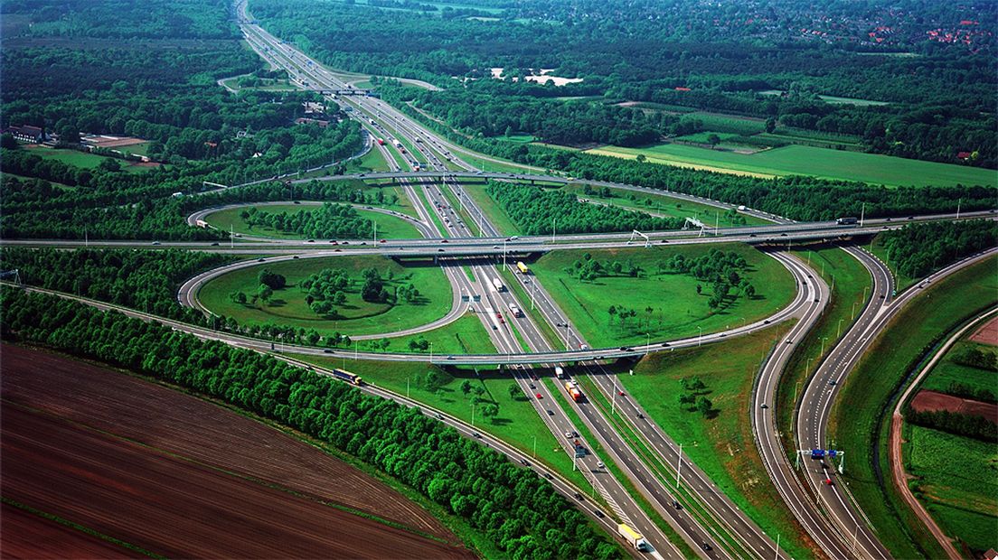 Knooppunt Eemnes, waar de A1 en de A27 elkaar kruisen.