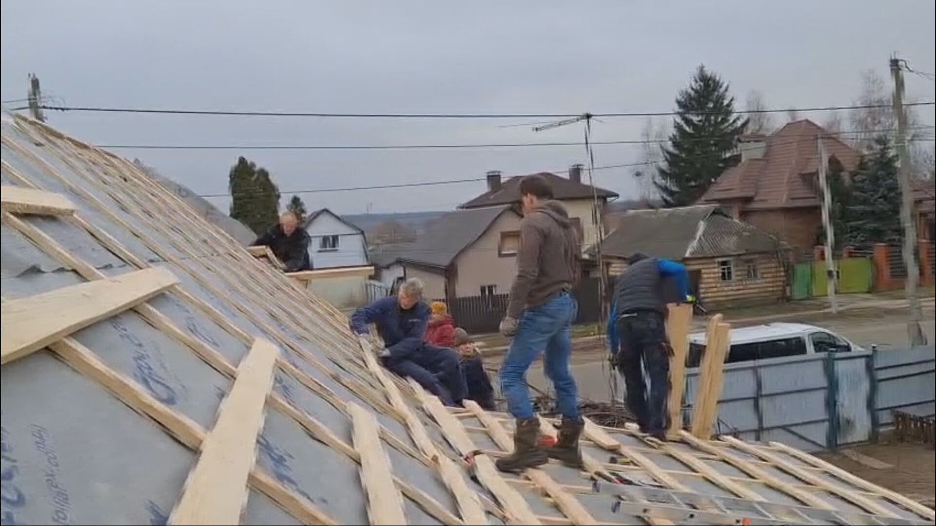 By in eardere reis waard der in nij dak makke op in hûs