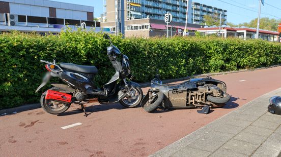 Scooterrijders slaan op de vlucht na botsing op gestolen scooter. Scooterrijders slaan op de vlucht na botsing op gestolen scooter.
