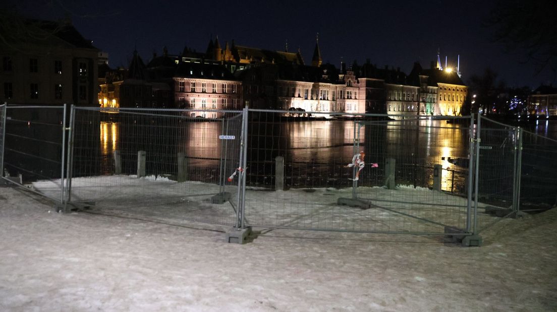 Er staan hekken rond de Hofvijver in Den Haag