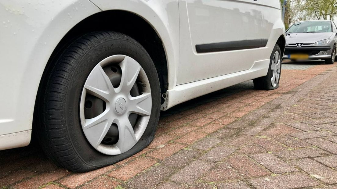 Een van auto's in Nieuwe Pekela waarvan de banden lek zijn geprikt