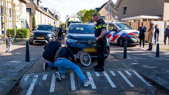 Kindje op fiets in botsing met auto | Gewonde bij steekpartij op straat. Kindje op fiets in botsing met auto | Gewonde bij steekpartij op straat.