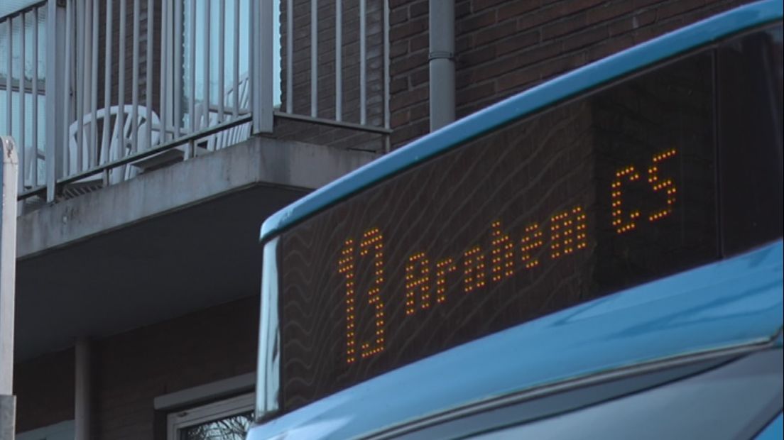 Een historisch moment voor de wijk Klarendal in Arnhem zondag. Er rijdt weer een bus door de wijk. Twintig jaar geleden reed die er voor het laatst.