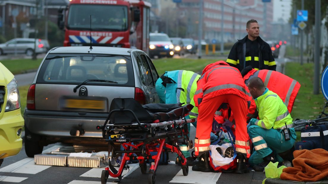 De fietser wordt behandeld door een medisch team dat met de traumahelikopter ter plaatse kwam.