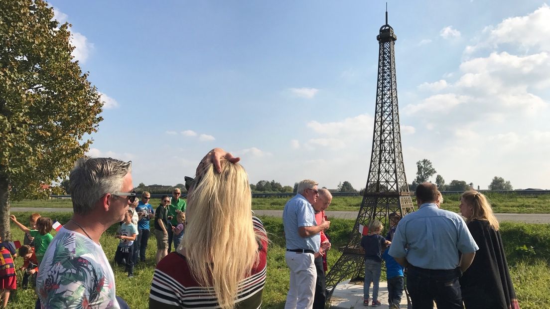 Eiffeltoren onthuld in Petit Paris, oftewel IJzendijke