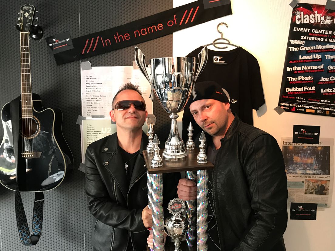 Bono en The Edge en hun bokaal