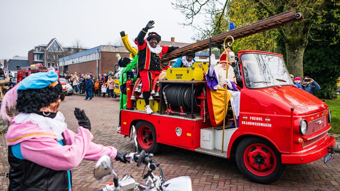 In Hoogezand koos de Sint voor een ouderwetse brandweerauto als vervoersmiddel