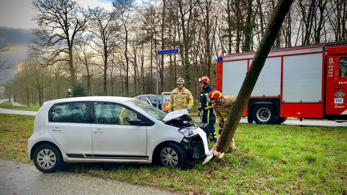 De automobiliste is met onbekende verwondingen naar het ziekenhuis gebracht