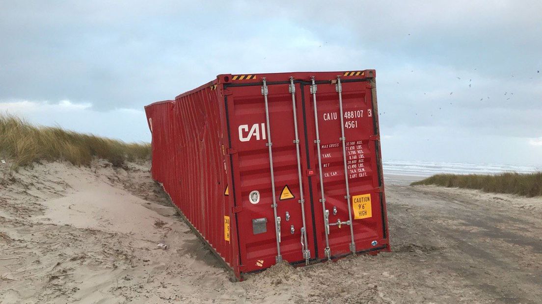 Een aangespoelde container op Terschelling