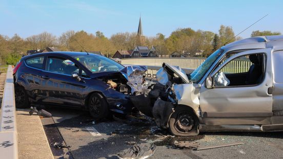 Ernstig ongeluk op brug: twee gewonden. Ernstig ongeluk op brug: twee gewonden.