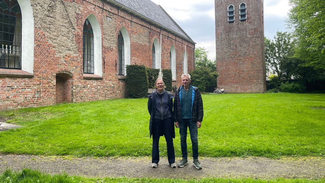 Alie Dijk en Hessel Elzes van Dorpsbelangen Baflo/Rasquert