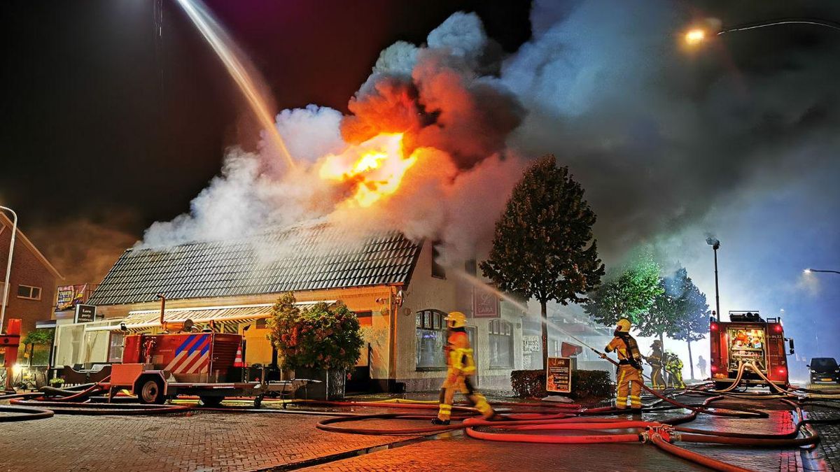 VIDEO | Brand verwoest zalencentrum Loil, acht huizen ontruimd