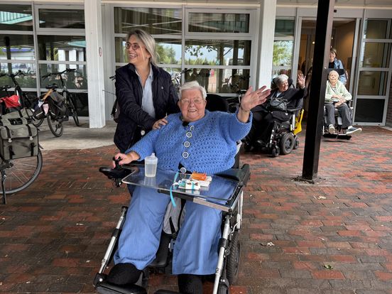Stoet ouderen op rolletjes dwars door Assen voor een verhuiswandeling met tranen