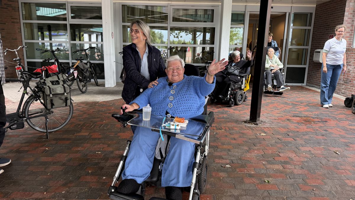 Stoet ouderen op rolletjes dwars door Assen voor een verhuiswandeling met tranen