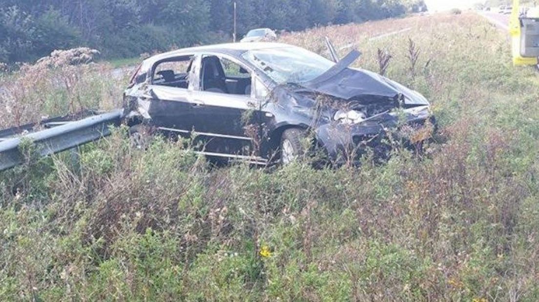 Auto zwaar beschadigd na botsing tegen vangrails