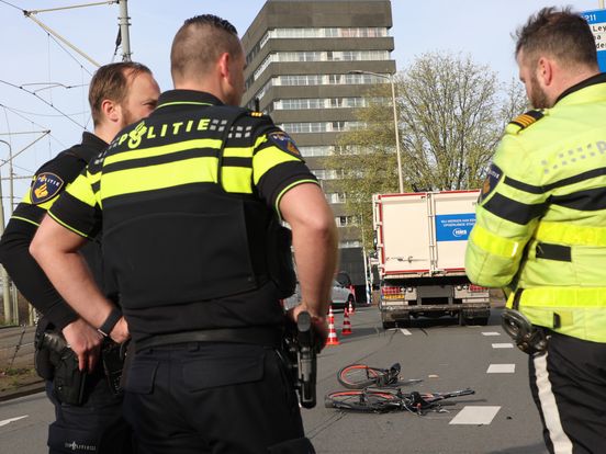 Jongen (9) naar ziekenhuis na aanrijding met vrachtwagen op Lijnbaan