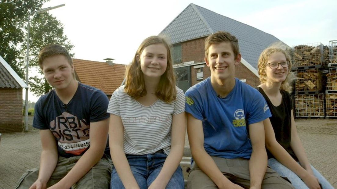 Marc, met lichtblauw shirt, met zijn vrienden uit Espelo