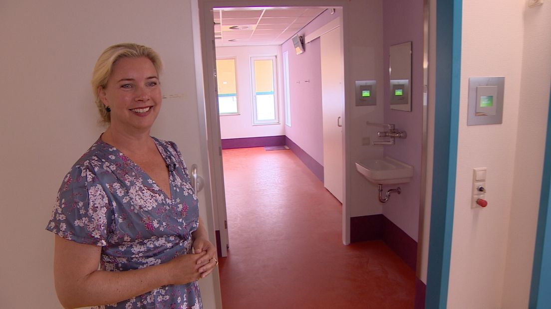Lisette te Velde, bestuurder ADRZ, bij een kamer met een luchtsluis op de nieuwe kinderafdeling