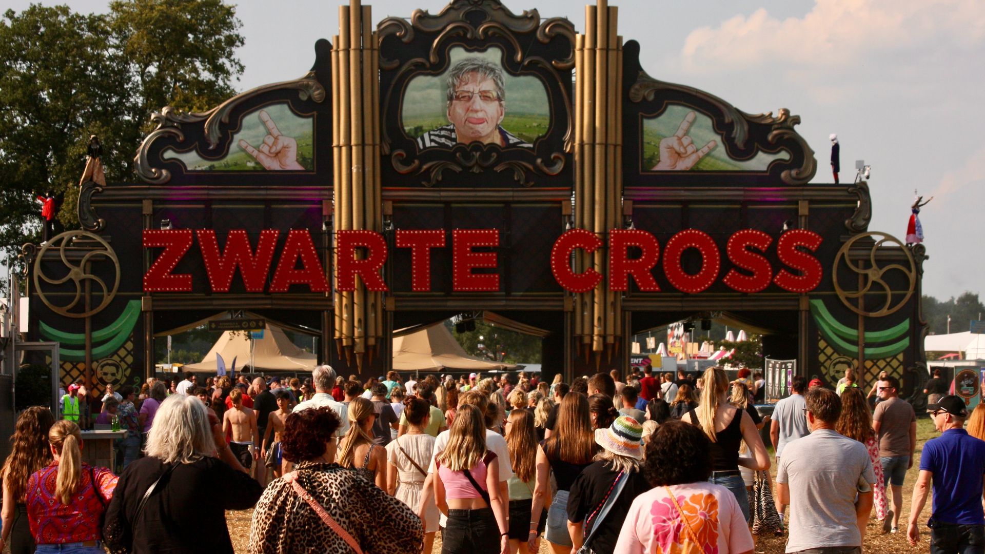 De welkomstpoort van de Zwarte Cross.