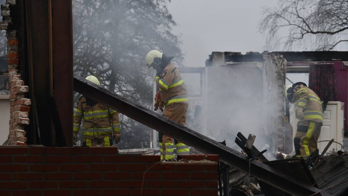 Restanten afgebrande woonboerderij Sibculo smeulen, brandweer weer ter plaatse