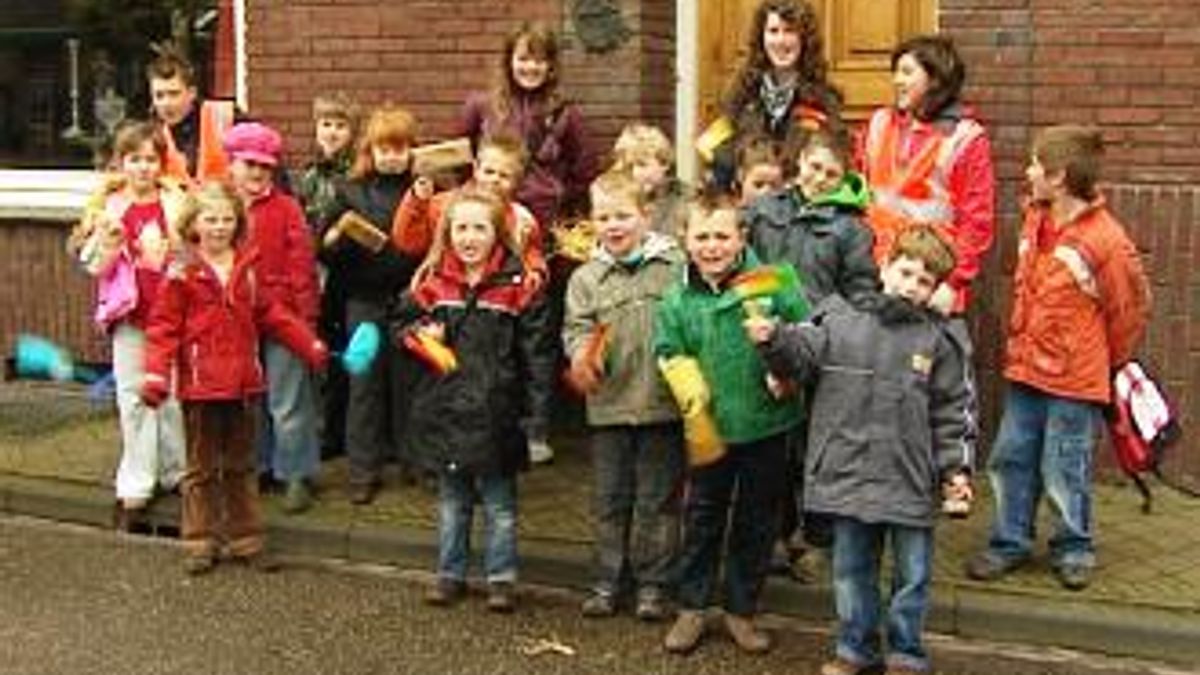 Kinderen ratelen in Lottum