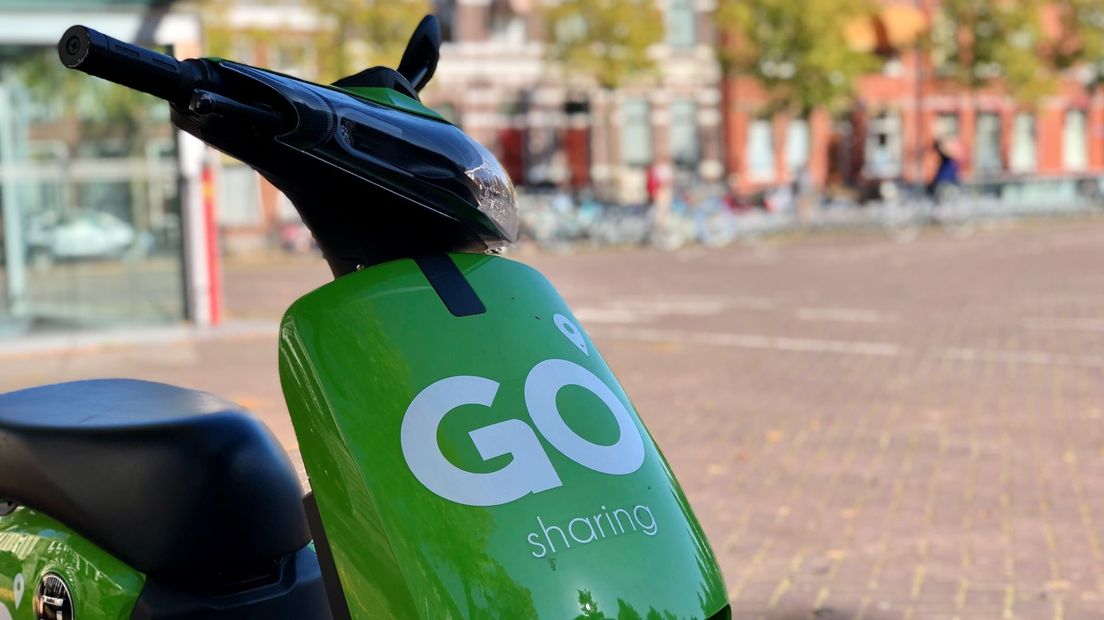 Een elektrische scooter op de Ossenmarkt in stad Groningen