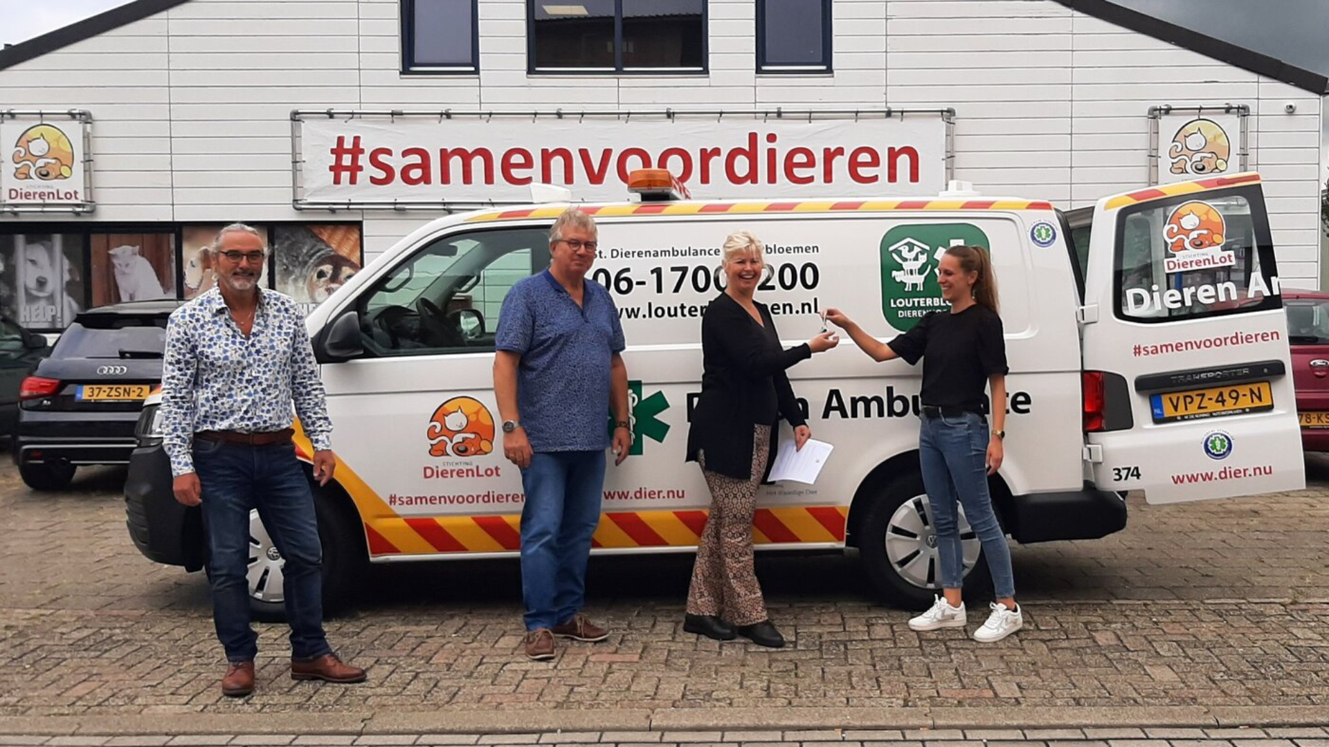 De dierenambulances van Louterbloemen rijden voor de dieren in nood in de Drechtsteden.