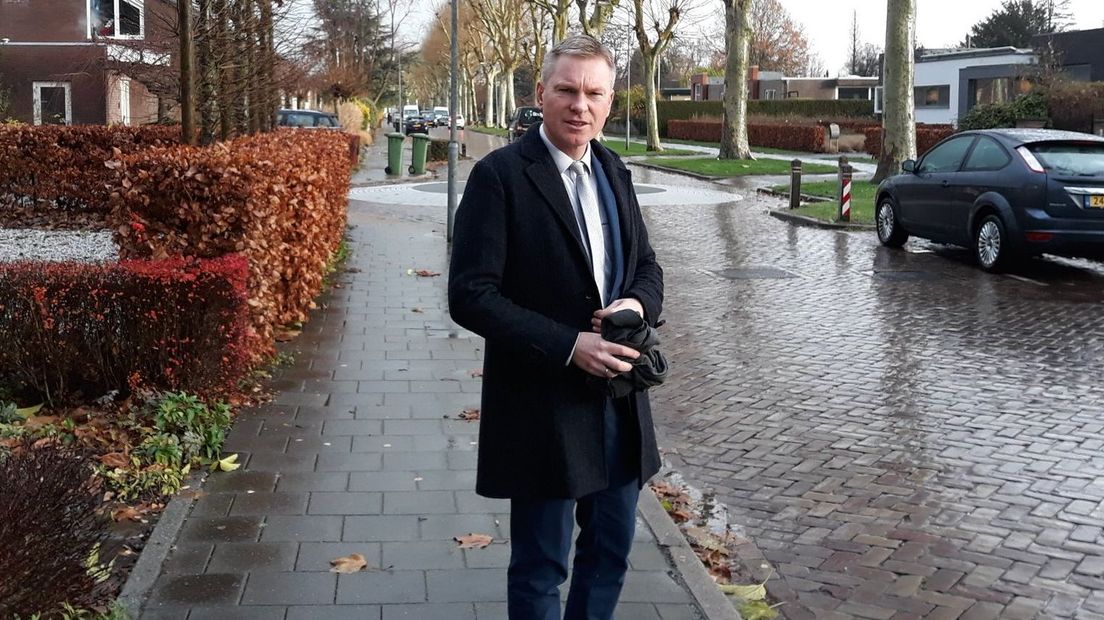 Burgemeester Peter Rehwinkel heeft maandag de slachtoffers bezocht van een woningoverval in Zaltbommel. In de nacht van zaterdag op zondag vielen drie gemaskerde en gewapende mannen een huis aan de Thorbeckestraat binnen. De politie hield vervolgens een klopjacht op de daders, waarbij meerdere malen geschoten werd.