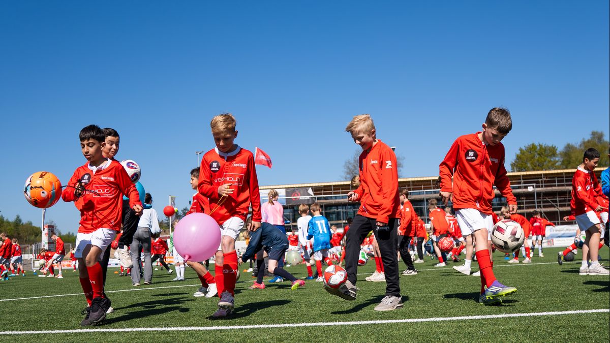 Rijssense voetbalclub haalt record: 155 kinderen houden hoog voor nieuw clubhuis