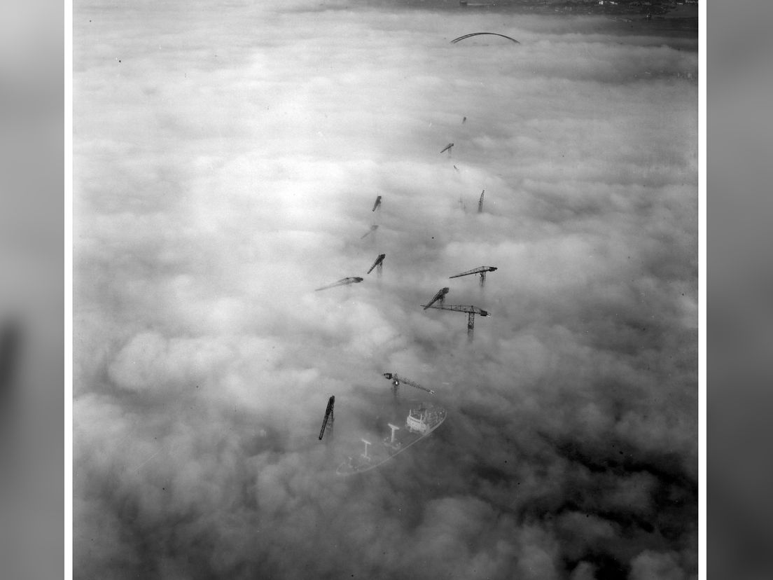 1969: hijskranen Bolnes in de mist. Bron: Bart Hofmeester/Roel Dijkstra Fotografie