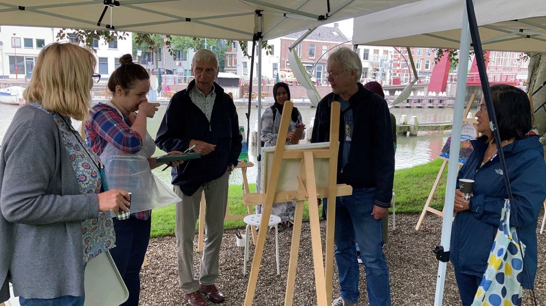 Het schilderij van Olena Shuliak krijgt veel bekijks van de verschillende docenten.