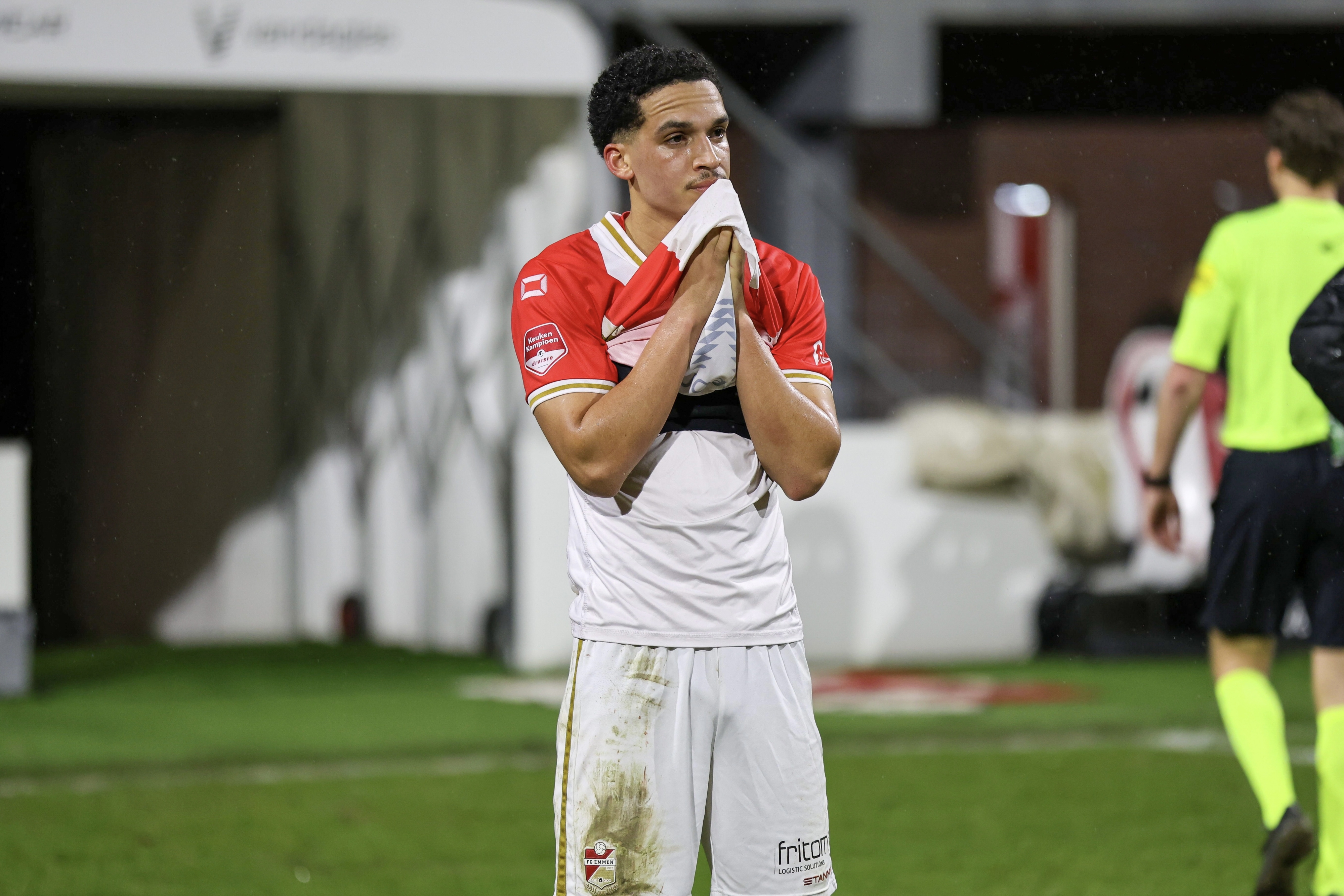 Zoekend FC Emmen gaat op feestavond tegen Willem II ook hard onderuit