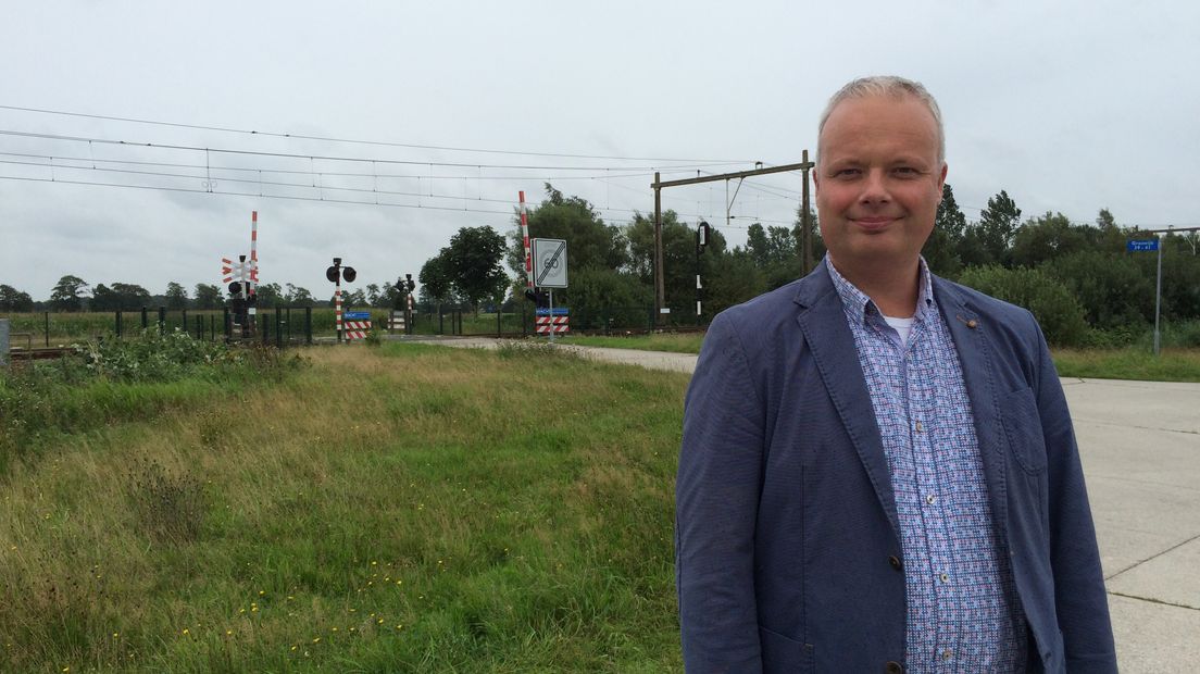 CDA-raadslid Tjeert Poelman, bij Assen-Zuid, waar de trein nu  nog voorbij raast (Rechten: Margriet Benak / RTV Drenthe)