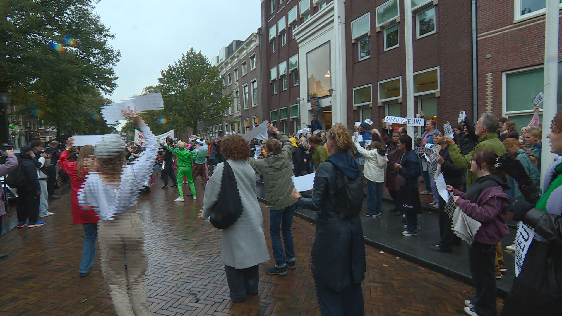 Grote demonstratie tegen culturele bezuinigingen | Grote brand in stal in Feanwâlden blijkt toch niet zo groot