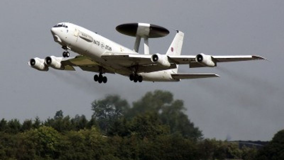 Commandant Awacs op info-avond Schinveld