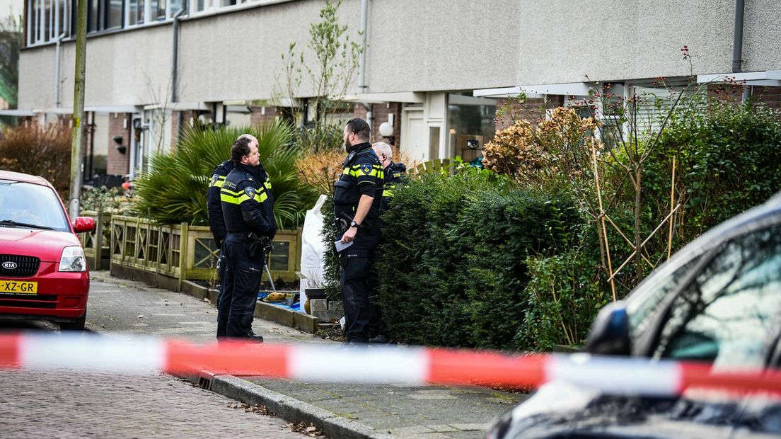 Politie bij de woning aan de Luykendreef in Leiderdorp