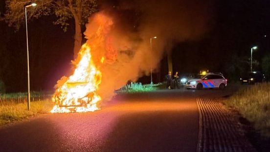 Auto vliegt tijdens rijden in brand