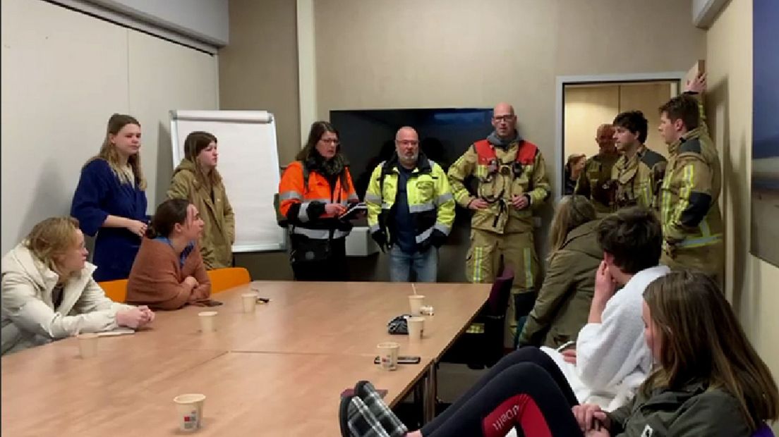 De brandweer bezoekt de studenten op hun opvang locatie